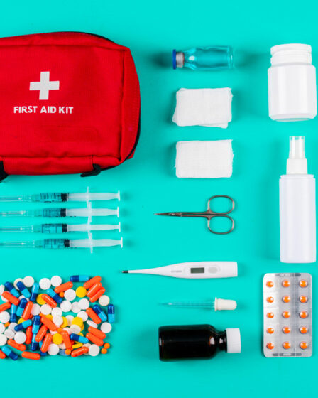 trousse à pharmacie en voyage